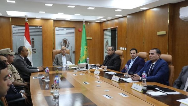 محافظ المنيا خلال الاجتماع 