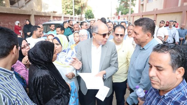 محافظ المنيا خلال اللقاء 