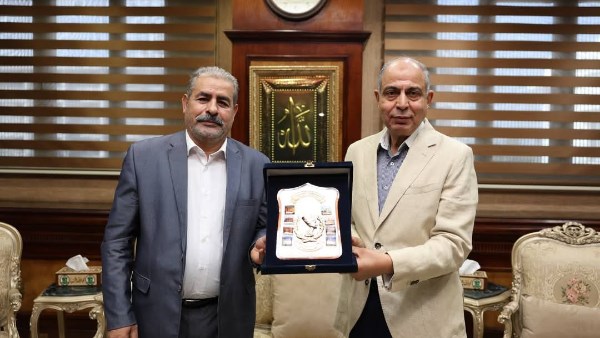 محافظ المنيا خلال اللقاء 