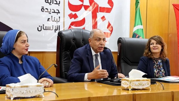 محافظ المنيا خلال اللقاء 