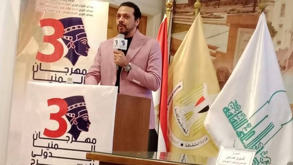 الفنان حمزة العيلي خلال المؤتمر 