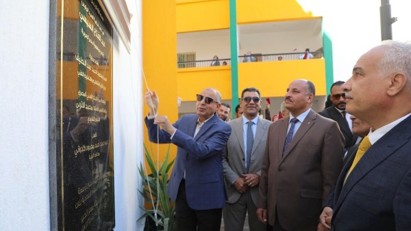 محافظ المنيا خلال الافتتاح 