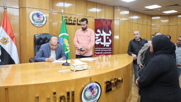 محافظ المنيا خلال اللقاء 