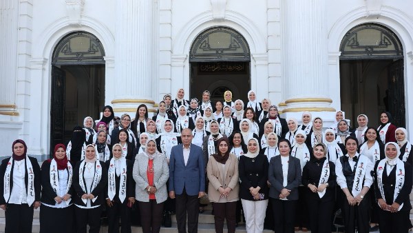 محافظ المنيا وخريجي الدفعة الرابعة من برنامج المرأة تقود في المحافظات