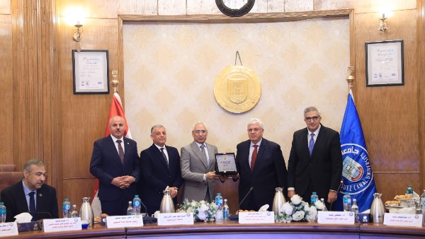 وزير التعليم العالي يسلم الجائزة 