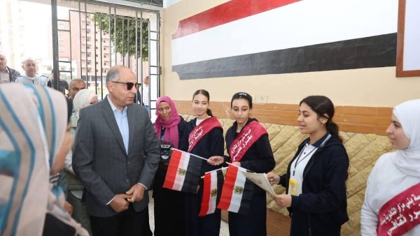 خلال تفقده لمدرسة بنى مزار الثانوية بنات.. محافظ المنيا يشيد بانضباط الطالبات وتميزهن الدراسى خلال تفقده لمدرسة بنى مزار الثانوية بنات.. محافظ المنيا يشيد بانضباط الطالبات وتميزهن الدراسى