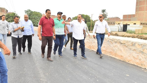 محافظ أسيوط يتفقد طريق درنكة – محور الهضبة