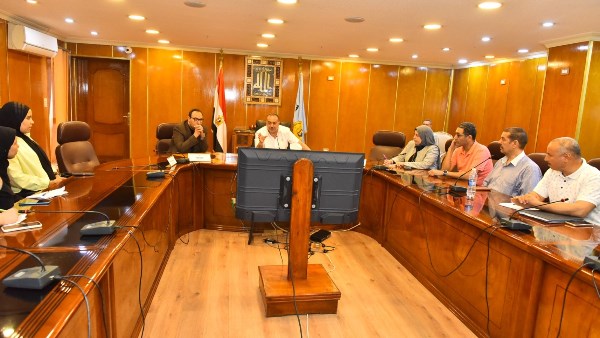 محافظ أسيوط يبحث تطوير منظومة النظافة والجمع المنزلي