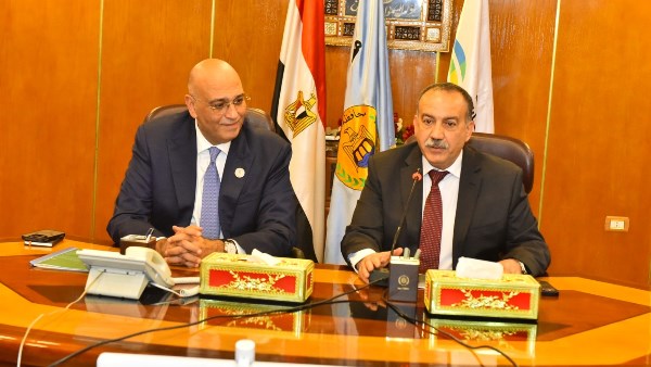 محافظ أسيوط والرئيس التنفيذي لجهاز تنمية المشروعات يسلمان تمويلات بـ13.5 مليون جنيه لدعم الجمعيات ورواد الأعمال