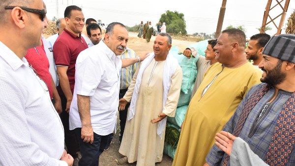 خلال جمعهم محصول الخيار .. محافظ أسيوط يتوقف خلال جولته ليتحاور مع المزارعين