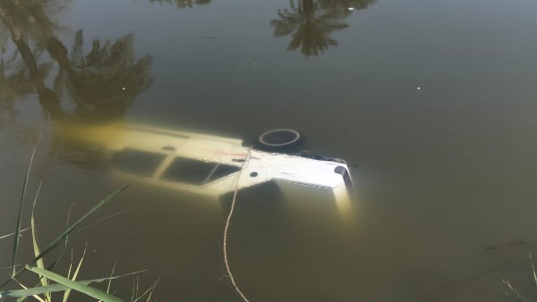 سقوط سيارة في ترعة بأسيوط 