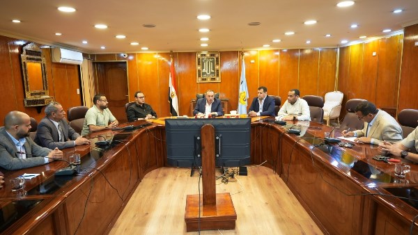 محافظ أسيوط يلتقي أهالي قرية الحواتكة