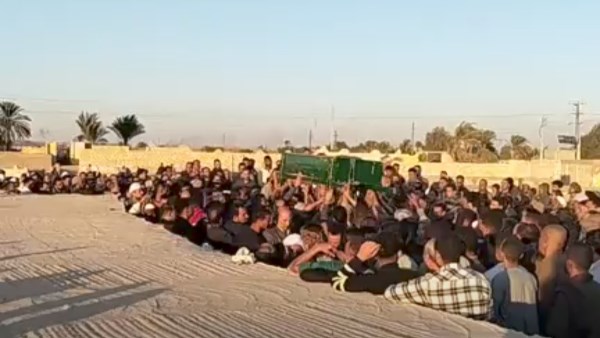 تشييع جثامين شقيقين ونجل عمهم وزوجته ضحايا حادث تصادم سيارتين 