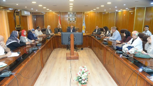 محافظ أسيوط يجتمع بمسئولي الجمعيات الأهلية