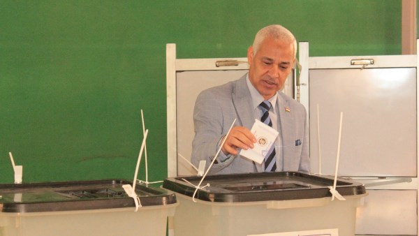 نائب رئيس جامعة أسيوط يدلي بصوته في اليوم الأول لانتخابات مجلس النواب