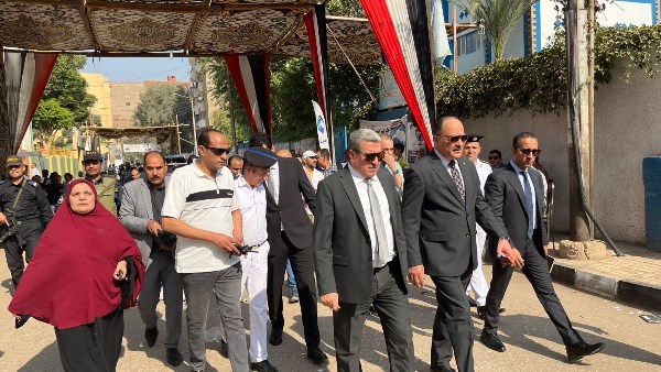 مساعد وزير الداخلية لمنطقة وسط الصعيد ومدير أمن أسيوط يتفقدان الخدمات الأمنية بمحيط لجان انتخابات مجلس النواب