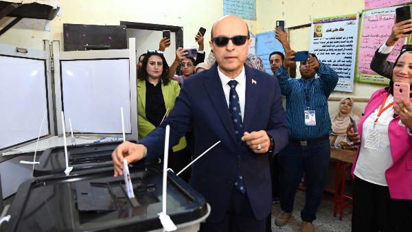 رئيس جامعة أسيوط يدلي بصوته في انتخابات مجلس النواب