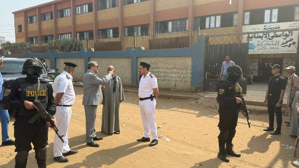 مدير أمن أسيوط يتفقد التمركزات بمحيط لجان انتخابات النواب | صور