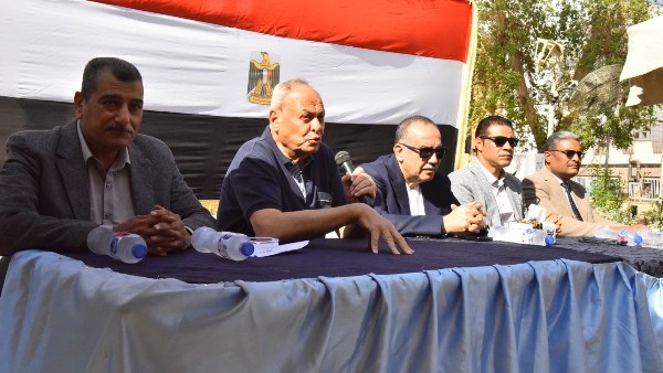 محافظ أسيوط يكرم 65 متميزًا في السباحة خلال زيارته لنادي الشبان المسيحية