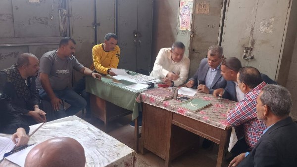 لمتابعة صرف الاسمدة .. وكيل زراعة أسيوط يتفقد الجمعيات بمركز القوصية