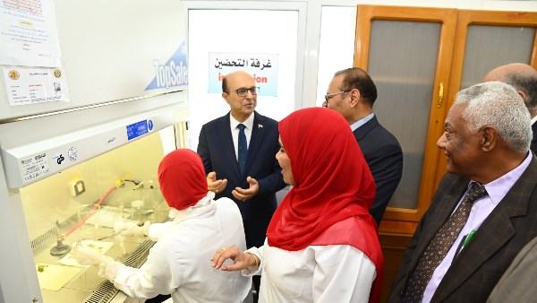 رئيس جامعة أسيوط يفتتح معمل زراعة الأنسجة النباتية