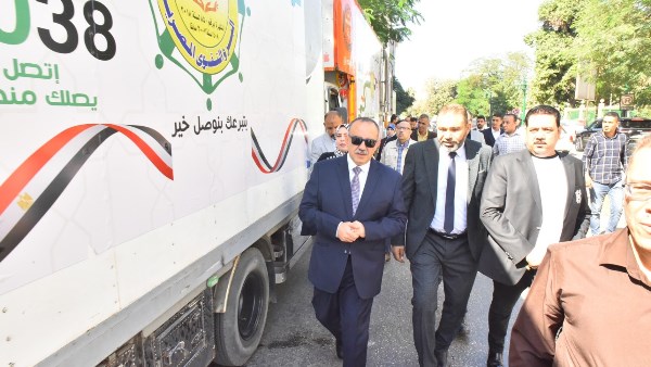 محافظ أسيوط يتفقد قافلة "البر والتقوى" لدعم الأسر الأولى بالرعاية وتجهيز العرائس
