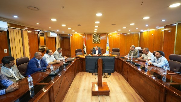 محافظ أسيوط يلتقي مزارعي ومصدري الرمان 