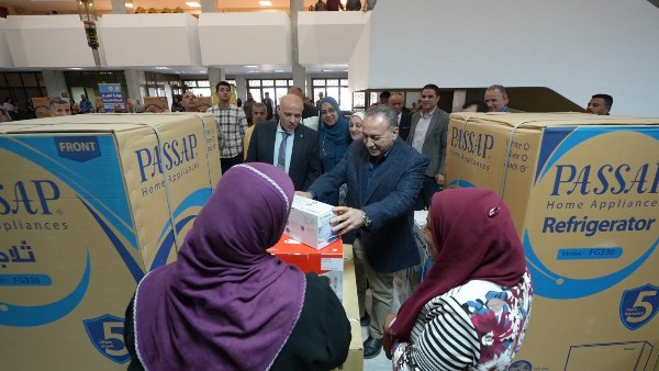 محافظ أسيوط يقدم أجهزة عرائس لـ50 فتاة من الأولى بالرعاية