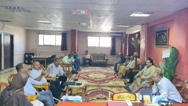 منع الفرز العشوائي للمخلفات .. رئيس مركز منفلوط يناقش مع مسئولي الجمعيات الاهلية 