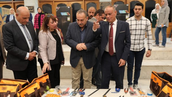 محافظ أسيوط يسلم حقائب السباكة الخفيفة لـ70 متدربًا