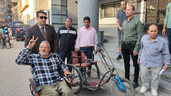 اثناء تسليم المسن الدراجة بسوهاج