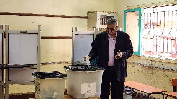 مدير إدارة سوهاج التعليمية يدلي بصوته الانتخابي