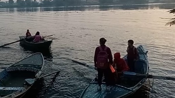 اطفال الجزيرة المستحدثة بسوهاج أثناء عبورهم بالمراكب النيلية