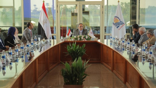 اجتماع محافظ قنا 