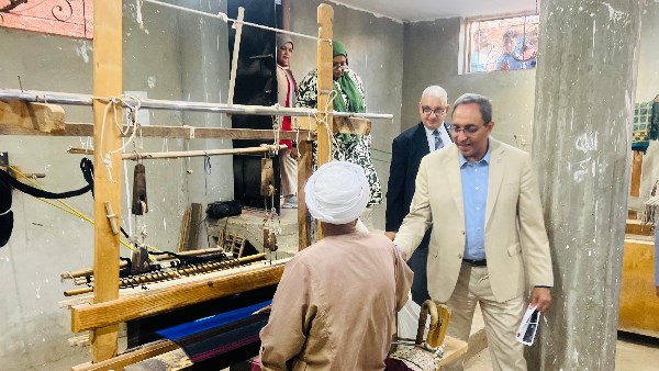 محافظ قنا وفريق البنك الدولي يتفقدون الحرف اليدوية وتكتل الفركة بمدينة نقادة