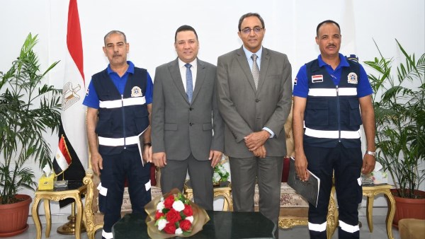 محافظ قنا مع المسعفين