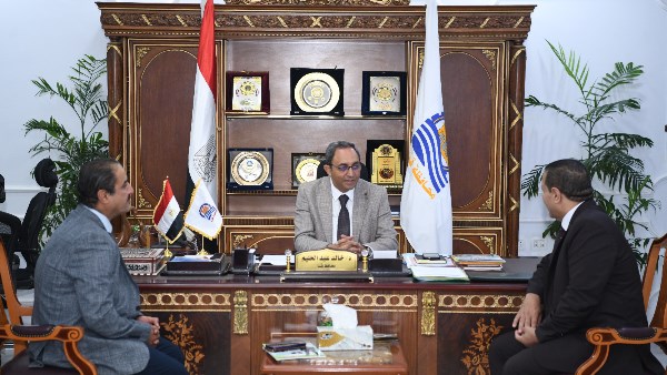 اجتماع محافظ قنا 