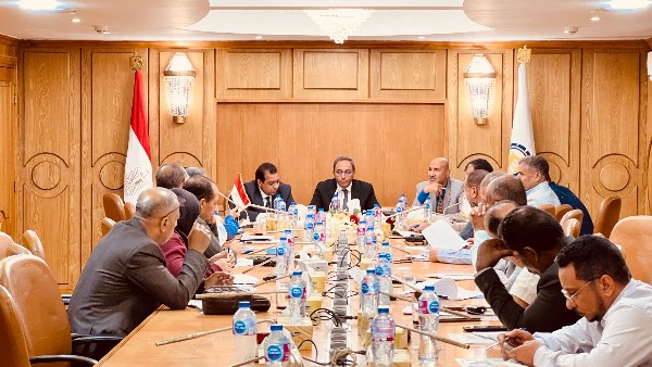 اجتماع محافظ قنا 