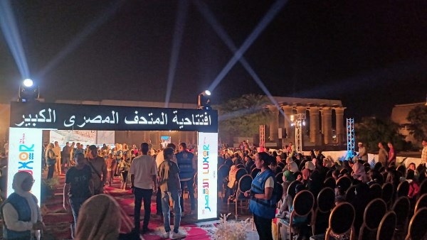 أهالي الأقصر والسائحين أمام الشاشات العملاقة لمتابعة افتتاح المتحف المصري الكبير