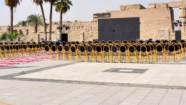 انتهاء تجهيز ساحة أبو الحجاج وميدان صلاح الدين بمدينة الأقصر بشاشات ضخمة لاستقبال المواطنين لمتابعة فعاليات الاحتفال بافتتاح المتحف المصري الكبير