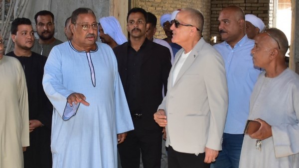 محافظ الأقصر يتفقد أعمال إعادة بناء المسجد العمري العتيق بقرية الأقالتة