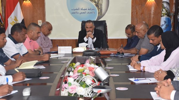 رئيس شركة مياه الأقصر يعقد اجتماعًا موسعًا لمتابعة سير  العمل والموقف التنفيذي للمشروعات