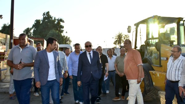 محافظ الأقصر يستعرض منظومة جمع القمامة الجديدة