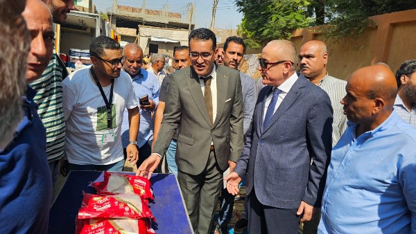 محافظ الأقصر يفتتح سوق اليوم الواحد رقم (40) بمركز الزينية ويتفقد مركز خدمة المواطنين