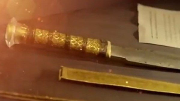 رحلة الخنجر من السماء إلى يد الملك الذهبي