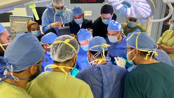 جراح أمريكي من جامعة تكساس يشيد بتطور جراحات الأورام في صعيد مصر