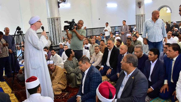 محافظ الأقصر  يؤدي صلاة الجمعة ويفتتح مسجد الشهداء بنجع غنيم