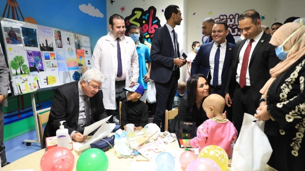 بلعبة وحنان أبوي.. وزيرا التعليم العالي والتضامن يمنحان السعادة لأطفال السرطان بالأقصر
