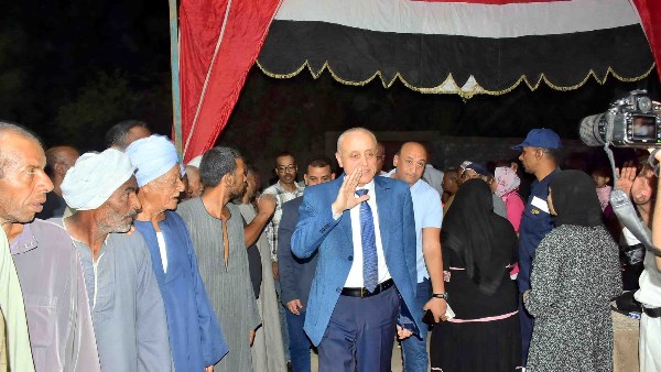 محافظ الأقصر يتفقد اللجان الانتخابية خلال جولته المسائية لمتابعة سير انتخابات مجلس النواب