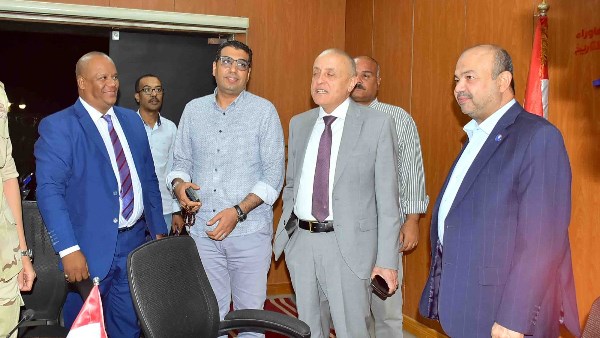 قبيل ساعات من غلق اللجان الإنتخابية محافظ الأقصر يتفقد غرفة العمليات بالشبكة الوطنية